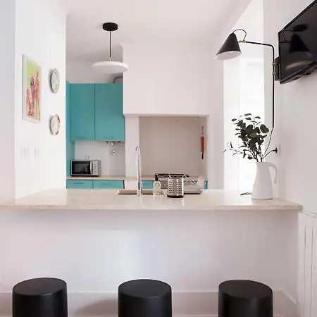 Renovated Charming With Terrace In Lapa Lisbon